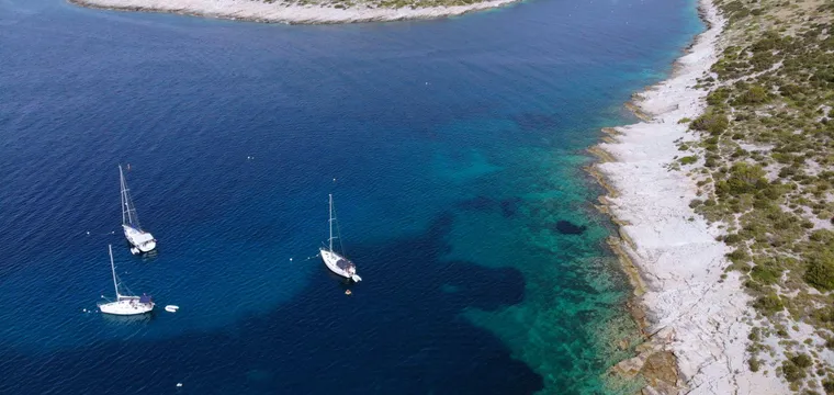 Oude kuststad in Dalmatië aan helderblauwe zee
