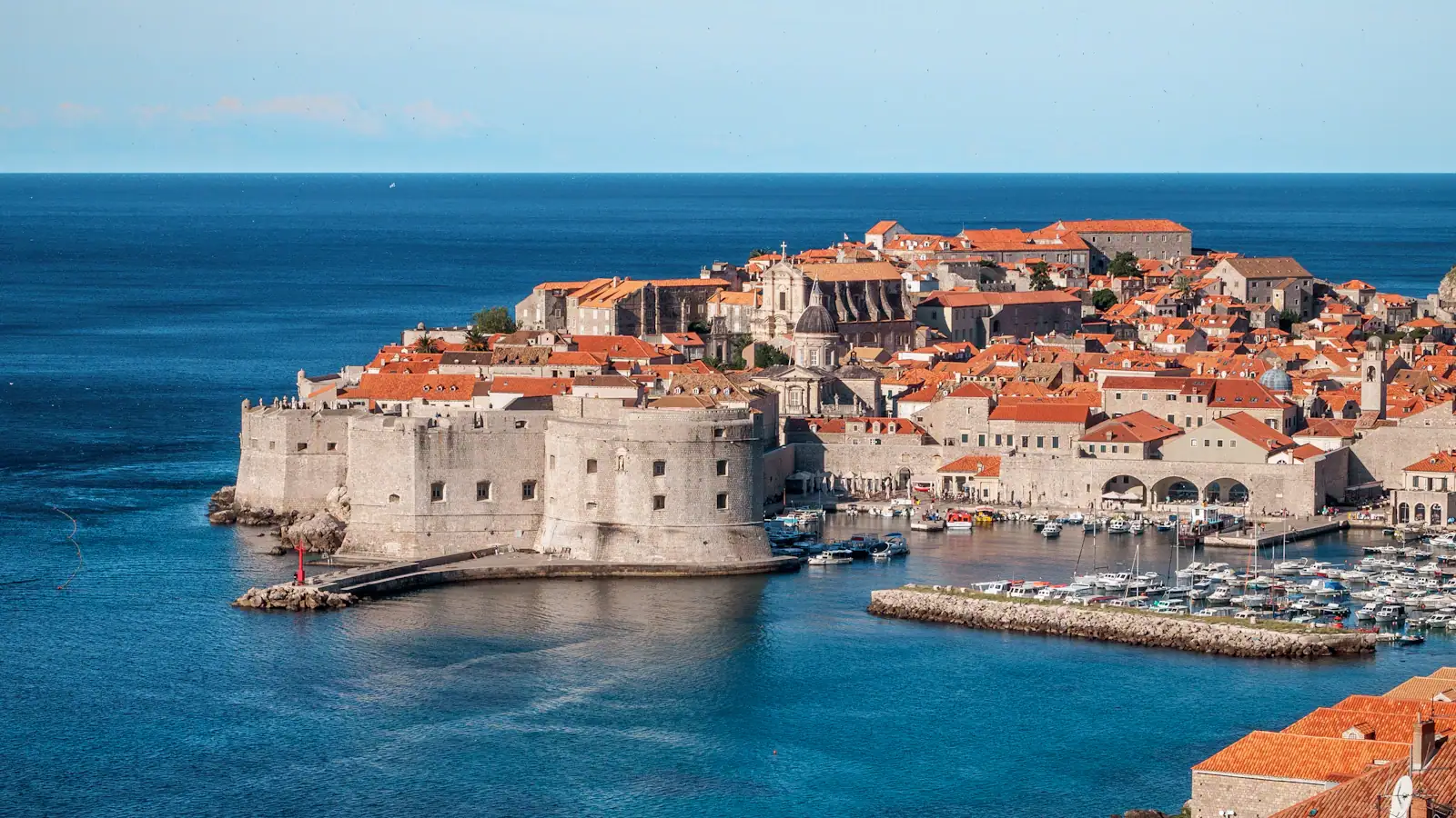 De ommuurde oude stad van Dubrovnik aan de Adriatische kust